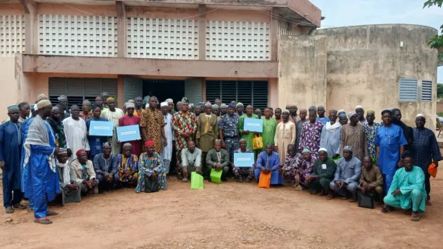 Sécurité : Remise de registre local d'enregistrement des résidents et de badges aux élus locaux de la commune de Nikki .